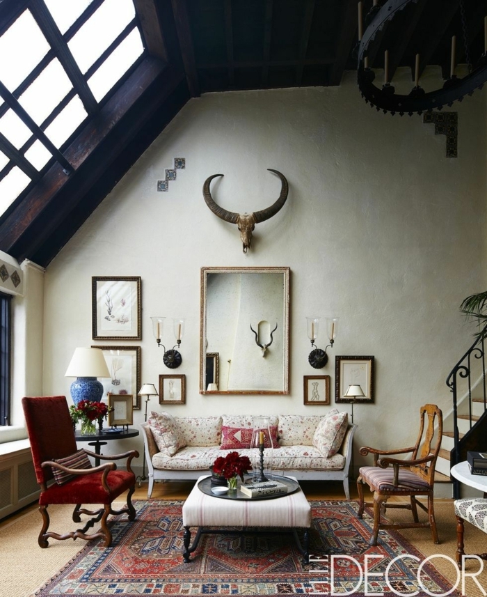 salones modernos pequeños con techo inclinado, muebles de diseño con toque vintage, sillones tapizados de terciopelo 