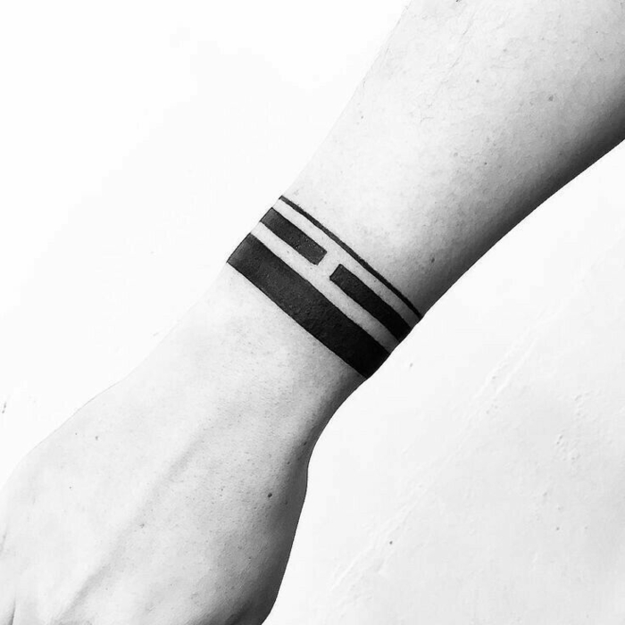 foto en blanco y negro, idea de tatuaje brazalete masculino, tatuaje infinito, líneas de negro sólido, motivos tribales