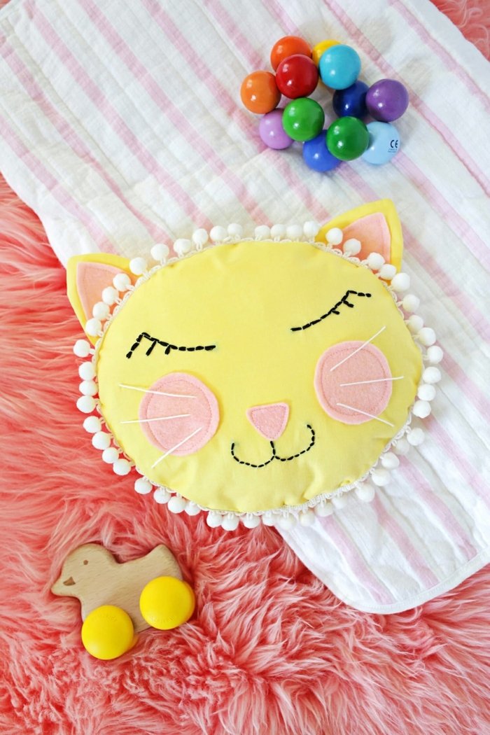 cojines decorativos para bebes, almohada en forma de gato hecha de fieltro colorido, manualidades con fieltro con tutoriales 