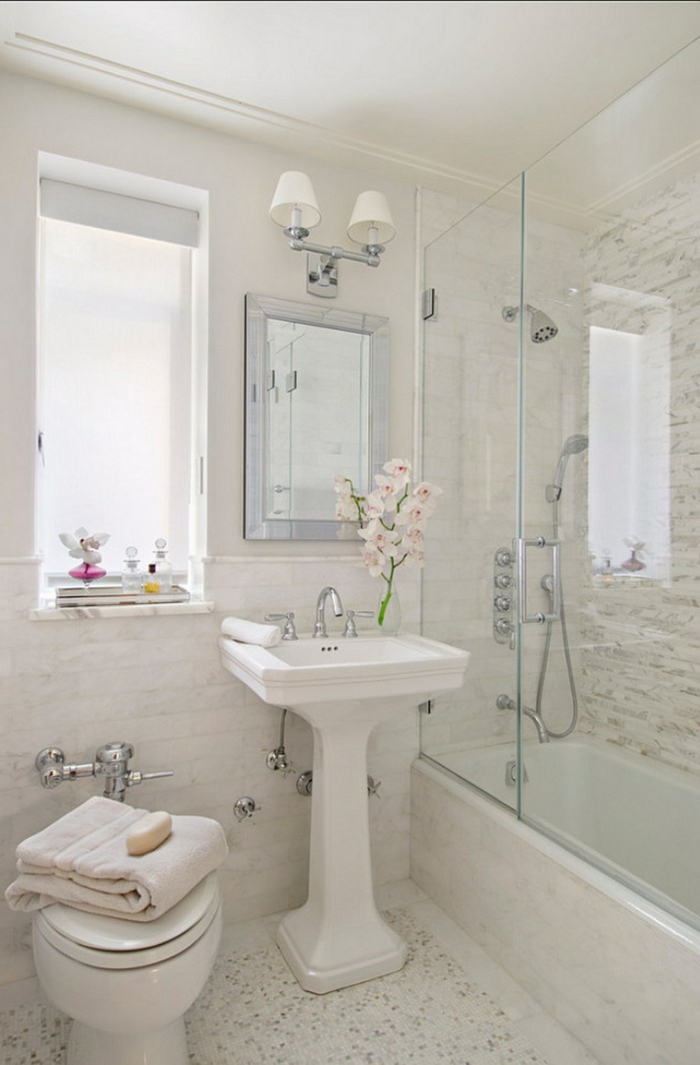 baño vintage en blanco y beige, ventana grande, decoracion con orquidea, ducha de obra combinada con bañera, baños pequeños con ducha, espejo plateado, 