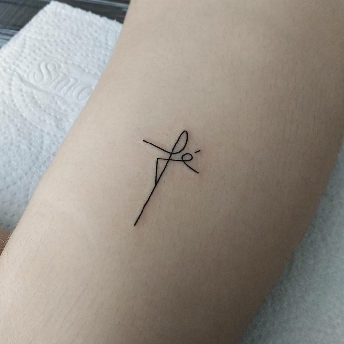 tatuajes simbolicos, palabra fé, escritura a mano, tattoo minimalista brazo, tatuajes pequeños mujer
