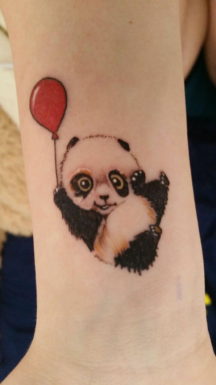 tatuajes en la muñeca, diseño de tatuaje de color para mujeres, panda en blanco y negro con globo rojo