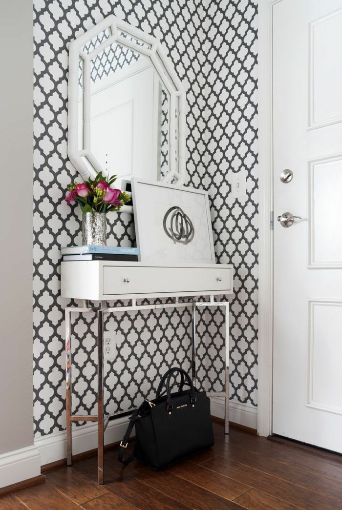 diseño de encanto de un recibidor moderno, paredes con papel pintado en gris y blanco, espejo en forma de hexágono