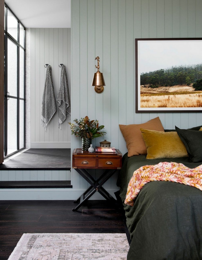colores para habitaciones, dormitorio rústico con cama doble, paredes de listones gris, fotografía de paisaje de campo, suelo laminado con alfombra