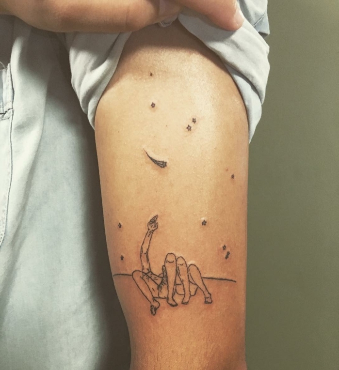 tatuajes simbolicos, idea de tatuaje en el brazo para hombres, pareja que ve hacia las estrellas, imagen estilizada
