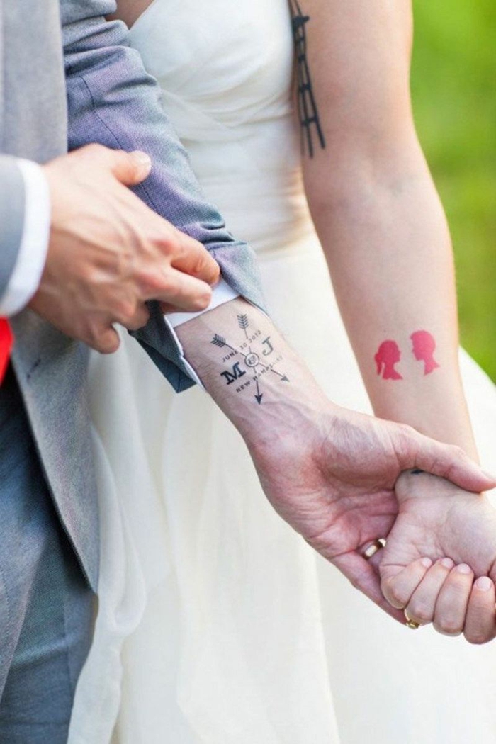 novios en el día de su boda, muñecas tatuadas, mujer con tatuaje de cabezas en rojo, novio con tatuaje dcon iniciales y flechas, tatuajes originales