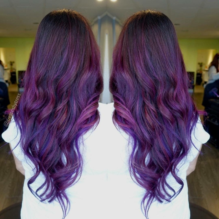 larga cabellera en color ultravioleta cortada en capas, técnica de balayage tendencias en el pelo mujer 2018 
