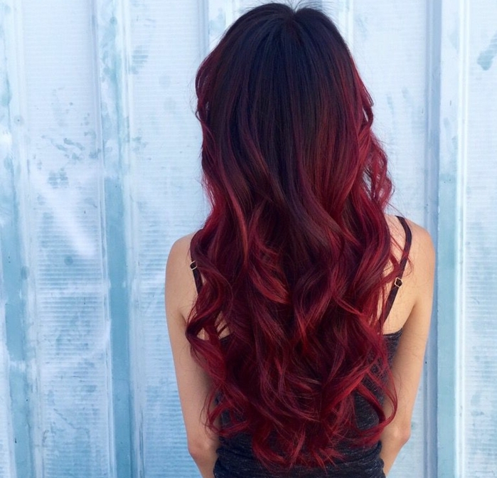 preciosa cabellera en color rojo fuego, mechas mas claras, ejemplos de pelo con puntas californianas