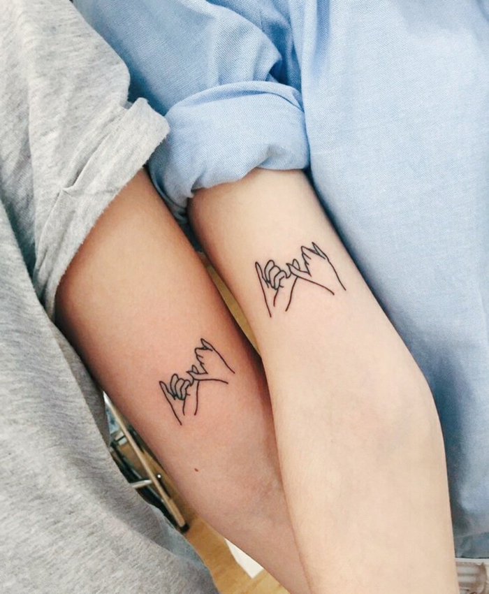 tatuajes para hermanas, manos sellando promesa, tatuaje pequeño en el brazo, brazos delgados, idea de tattoos para dos