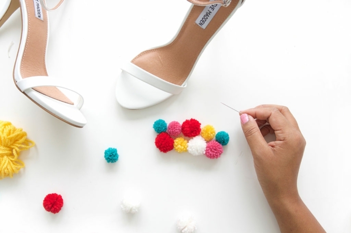 tutorial completo para decorar tus zapatos con bolitas de lana en colores, como hacer pompones pequeños DIY 
