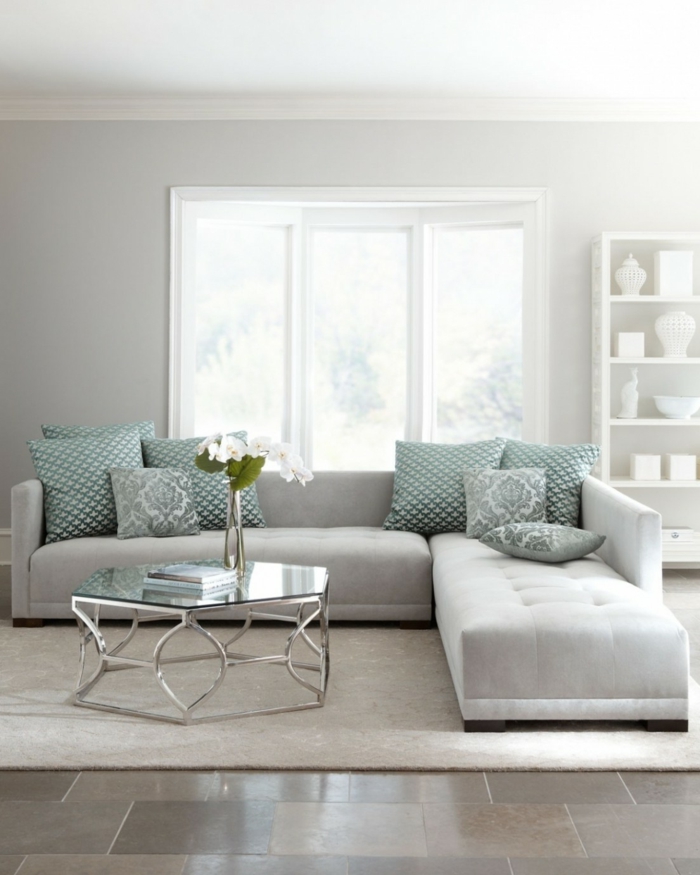 interior en gris y verde menta, paredes en gris y muebles en blanco, bonita mesa de color plata, salones modernos pequeños de encanto 