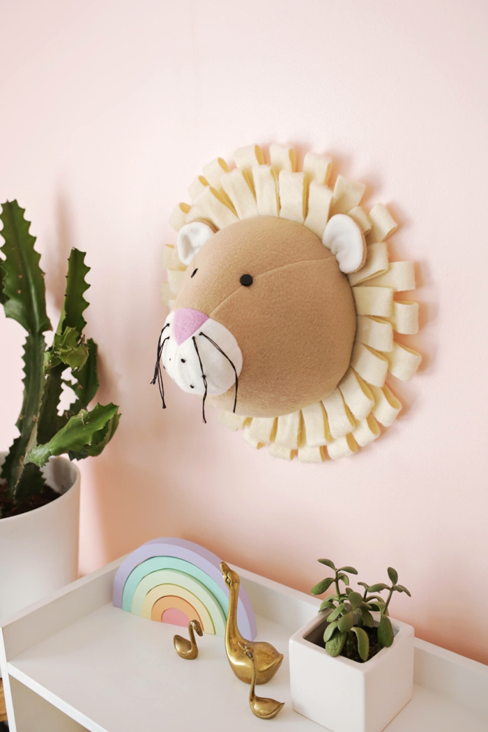 bonita decoración casera en forma de cabeza de león con melena, proyectos DIY faciles de hacer paso a paso 