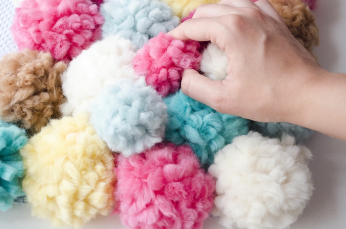 pompones de encanto DIY en multiples colores, alfombra de pompones fácil de hacer, ideas de manualidades con lana 