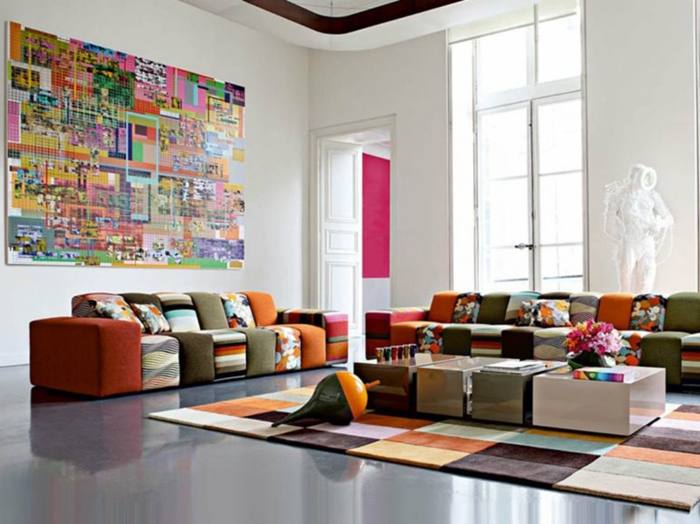 salón de diseño original decorado en muchos colores, muebles de salón modernos, grande pano decorativo en la pared 