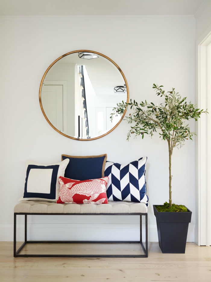 elegancia y funcionalidad, recibidores ikea con muebles modernos, banco tapizado en capitoné, decoración de espejo y planta verde