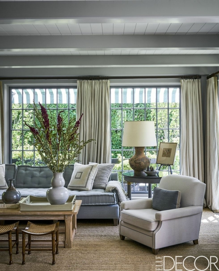 salon en estilo contemporáneo minimista, muebles de salon modernos en gris y beige, cortinas de satén y grandes ventanales 