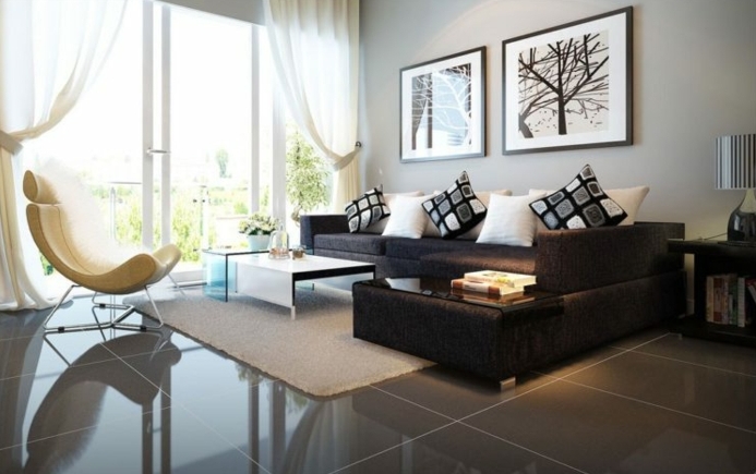 muebles de salon modernos en marrón y color champán, cortinas de visillo, grande sofá con cojines decorativos