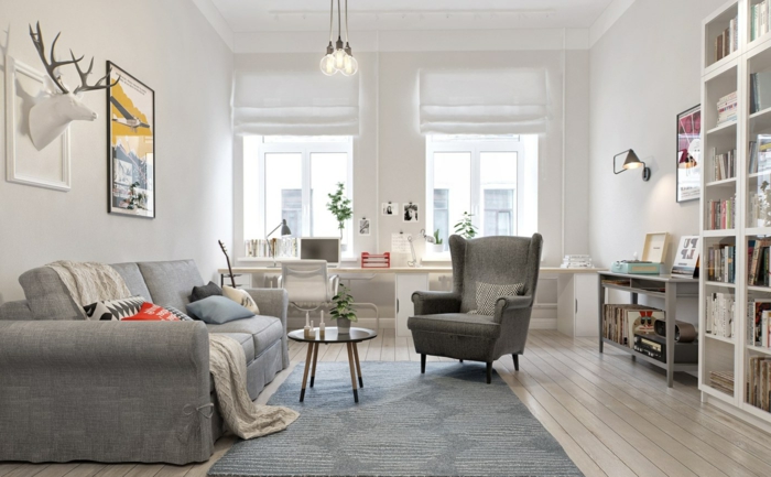 salón con sofá y sillón vintage, suelo con tarima, librería alta de madera blanca, bombillas colgantes, decoracion en blanco y gris, decoracion nordica