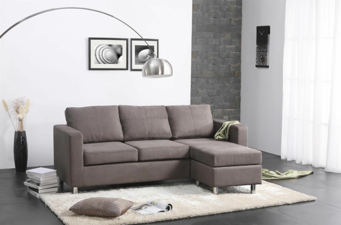 ejemplos de muebles de salon modernos, paredes en blanco y suelo de baldosas en gris, sofá en color marrón y cuadros decorativos 