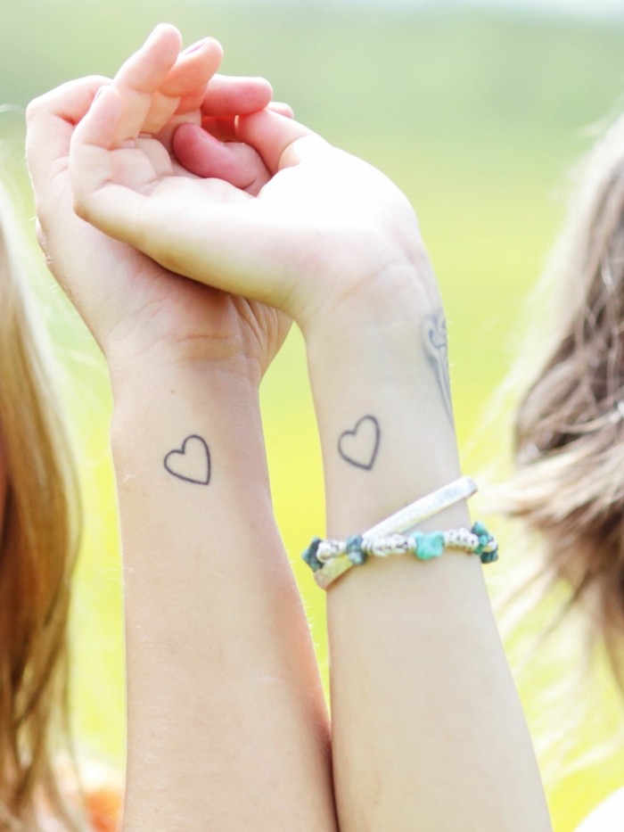 mini tattoos, tatuajes de familia, corazones pequeños en la muñeca, idea para hermanas o mejores amigas, mano con pulseras