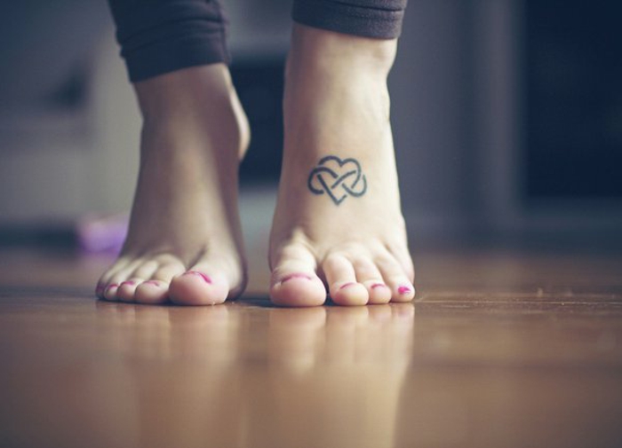 idea de tatuaje con significado, corazón combinado con el simbolo de infinito, pie de mujer con uñas pintadas, tatuajes de hermanas