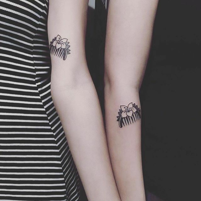 tatuajes iguales en el brazo y el antebrazo, flor de loto en blanco y negro, tatuajes de hermanas, tattoo para dos