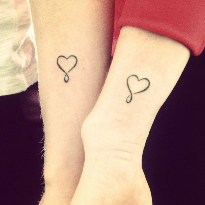 tatuajes pequeños originales, idea de tatuaje para parejas o mejores amigas, combinación de símbolo del infinito y corazón