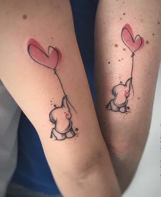 tatuajes familia simbolos, idea de tatuaje en el brazo para hermanas, estilo acuarela, elefantes con globo en forma de corazon, color rojo, piel con lunares