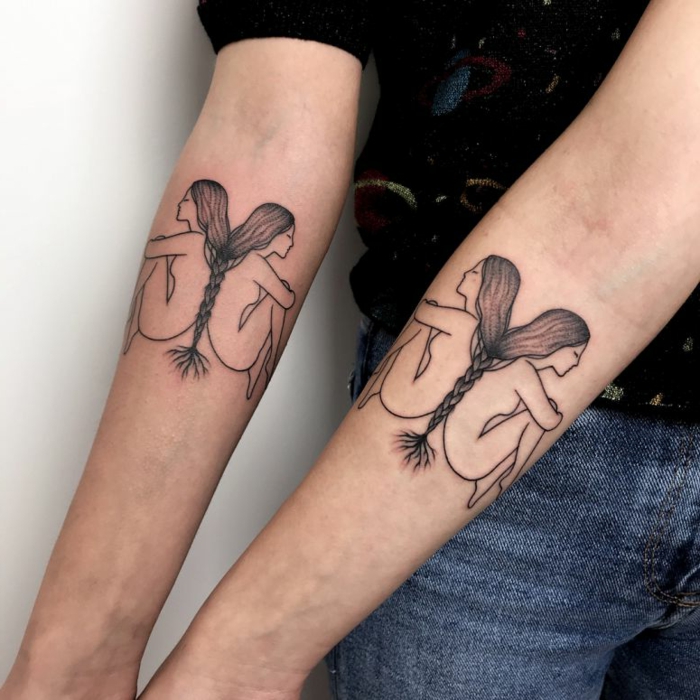 diseño original, tatuajes iguales en el antebrazo, mujeres desnudas sentadas espalda con espalda con trenzas largas, tatuajes de familia
