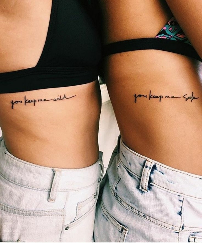 idea de tatuajes de frases, simbolos que signifiquen familia, frase en cursiva, tatuaje en el torso, mujeres en sujetadores y jeans