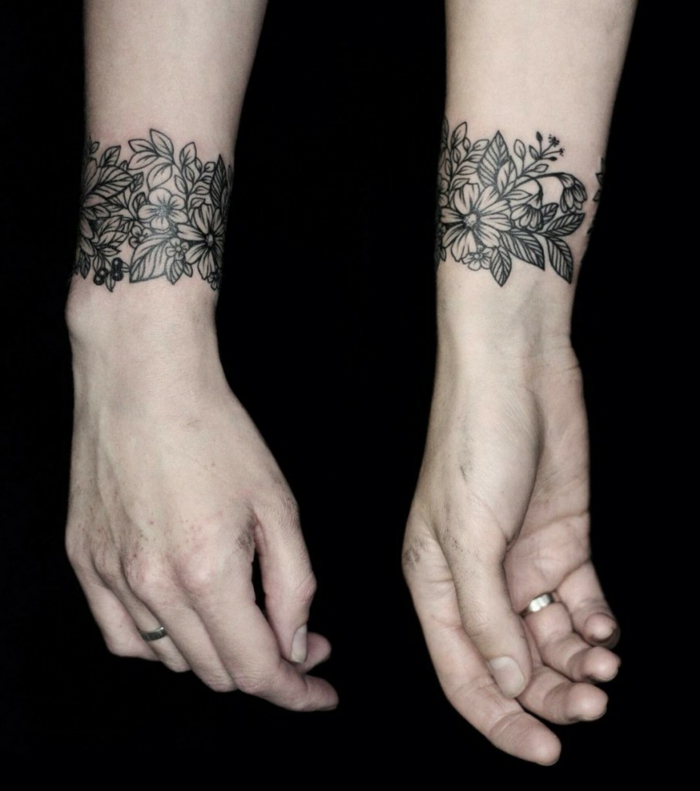 tatuaje brazalete con motivos florales para mujeres, mano con anillo, tatuajes pequeños para mujeres originales