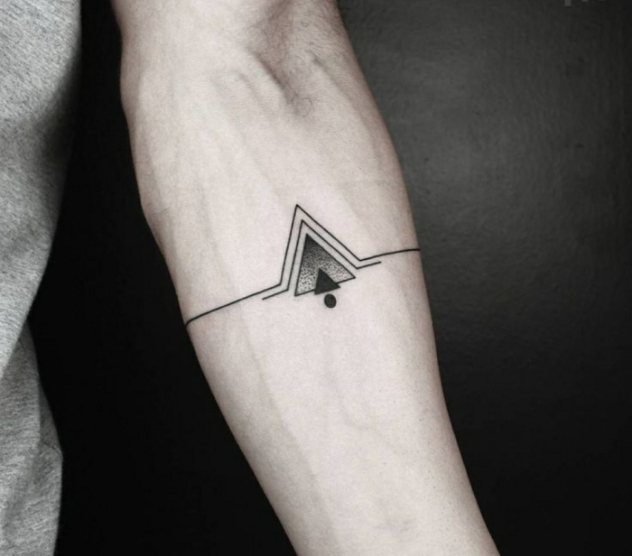idea de tatuajes masculinos antebrazo, tatuaje geometrico tipo brazalete con triángulos y circulo, tatuajes pequeños