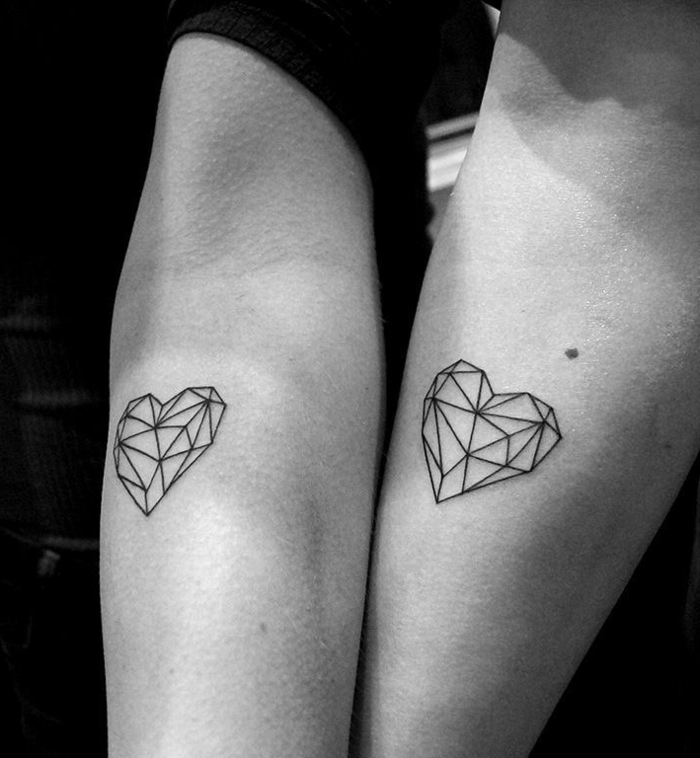 diseño original geométrico, tatuajes familia símbolos, tattoos tipo diamantes en forma de corazon en el brazo, foto en blanco y negro