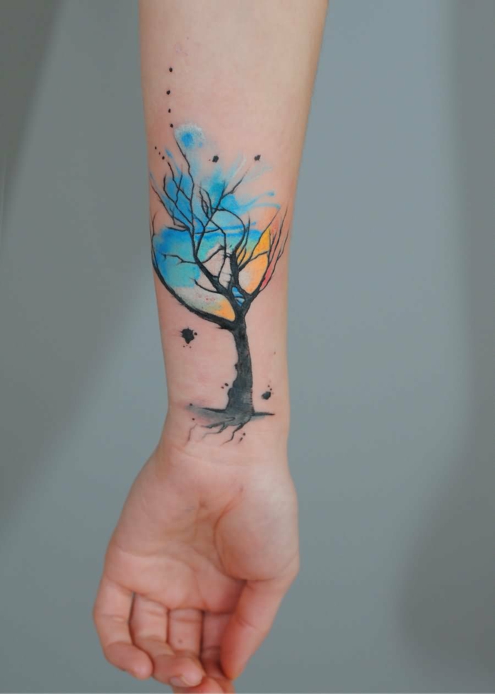 estilo acuarela, tatuajes flechas, diseño de tatuaje femenino en negro, amarillo y azul en la muñeca y el antebrazo
