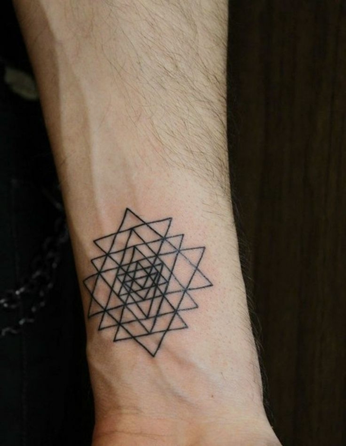 tatuaje en la muñeca, diseño para hombres, triángulos entrelazados, líneas negras, tattoos pequeños