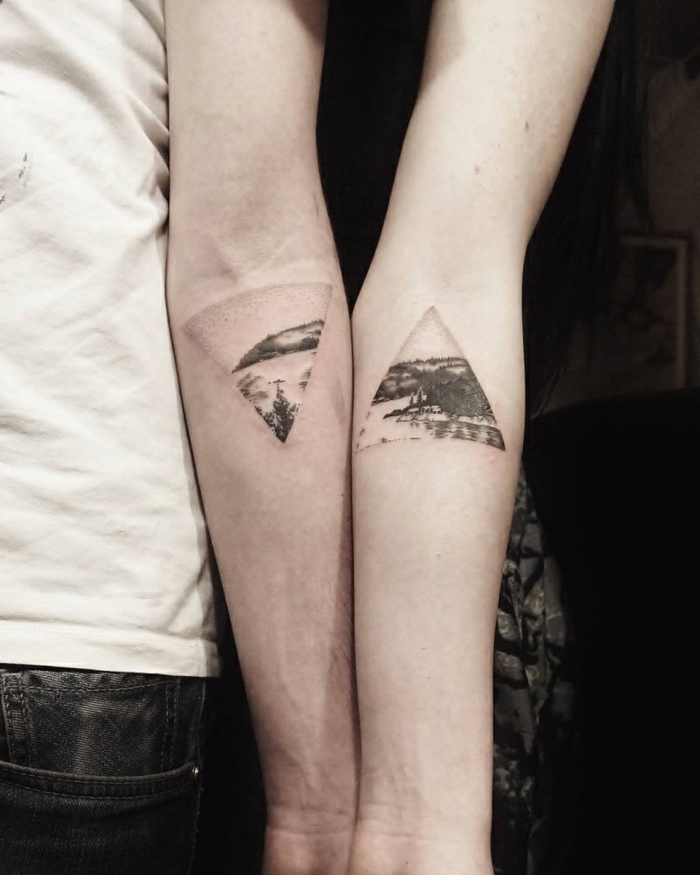 triángulos invertidos, tatuajes familia simbolos, tatuaje antebrazo, idea para hermanas o parejas, paisaje natural en blanco y negro