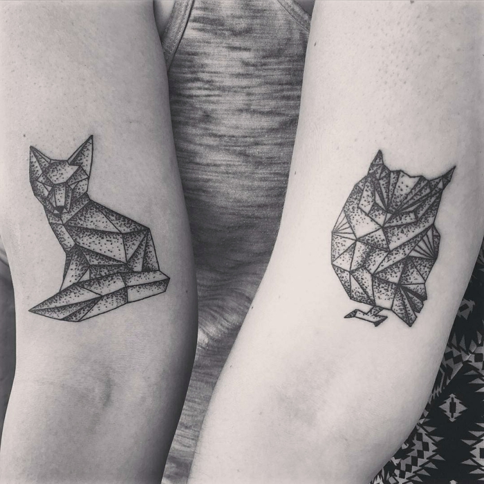 tatuajes en el brazo, diseño geométrico, figuras de zorro y lechuza, foto en blanco y negro, simbolo de familia