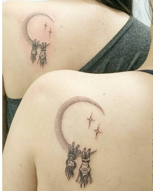 tatuajes en la escápula, niñas colgando cabeza abajo de media luna, tatuajes iguales, simbolo de familia, idea para hermanas