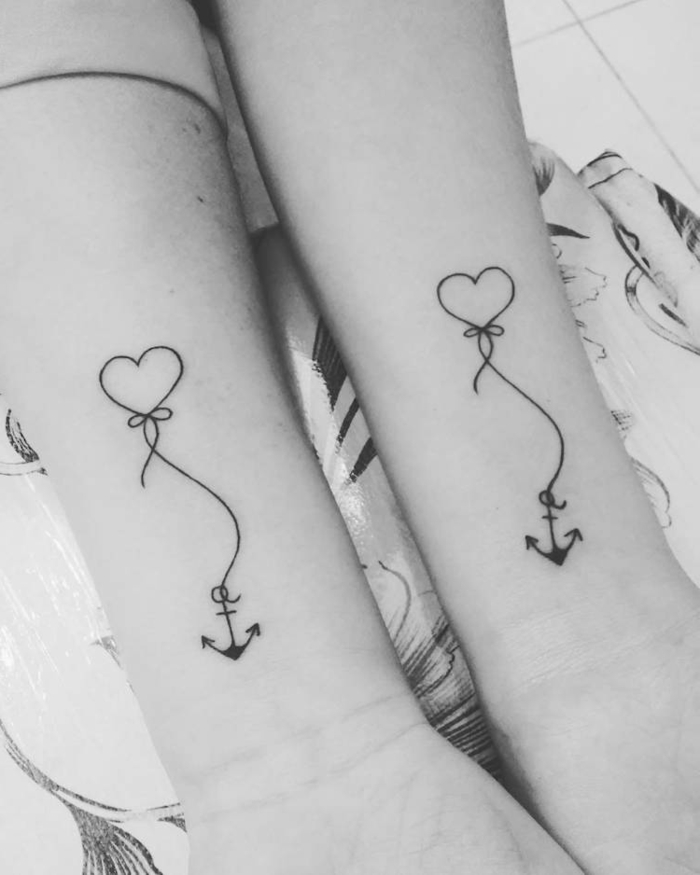 foto en blanco y negro, tatuaje antebrazo, corazon con ancla, tatuaje minimalista, simbolo de familia, ideas para hermanas
