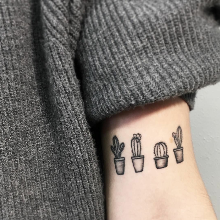 tatuajes de cáctus, brazo de mujer, cuatro mini cáctus, blanco y negro, tatuajes elegantes, original diseño divertido