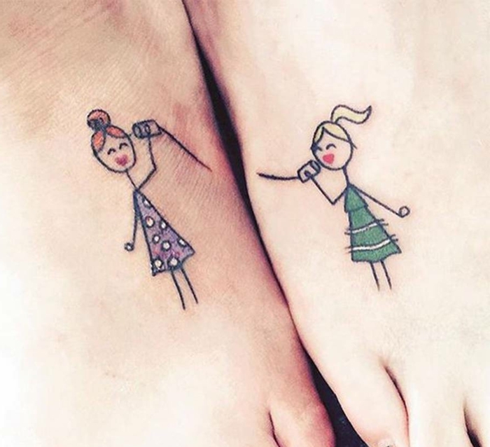 simbolo de familia, tatuajes en el pie, mini tatuajes de color, niñas hablando por teléfono, estilo dibujo infantil, lilá y verde