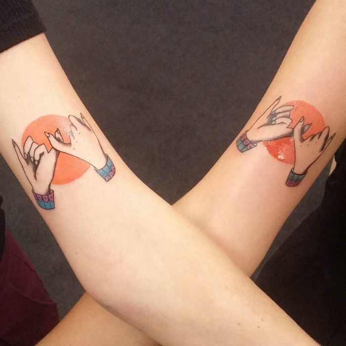 tatuajes de color, sol anaranjado, meniques simbolo de la promesa, tatuajes para hermanas, tattoos en el brazo, brazos delgados