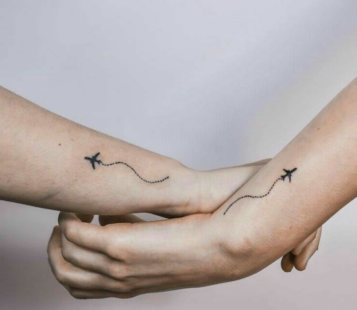 tatuajes iguales para viajeros, aviones pequeñs en la muñeca, tatuajes para hermanas, estilo minimalista