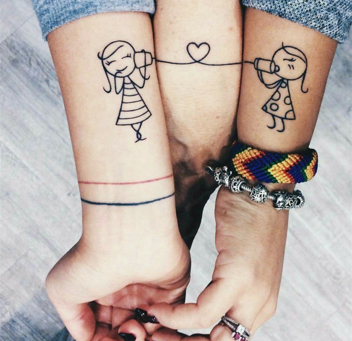 tatuaje divertido estilo dibujo infantil, tatuajes para hermanas, tattoo dividido en tres manos, niñas hablando por teléfono, línea con corazón
