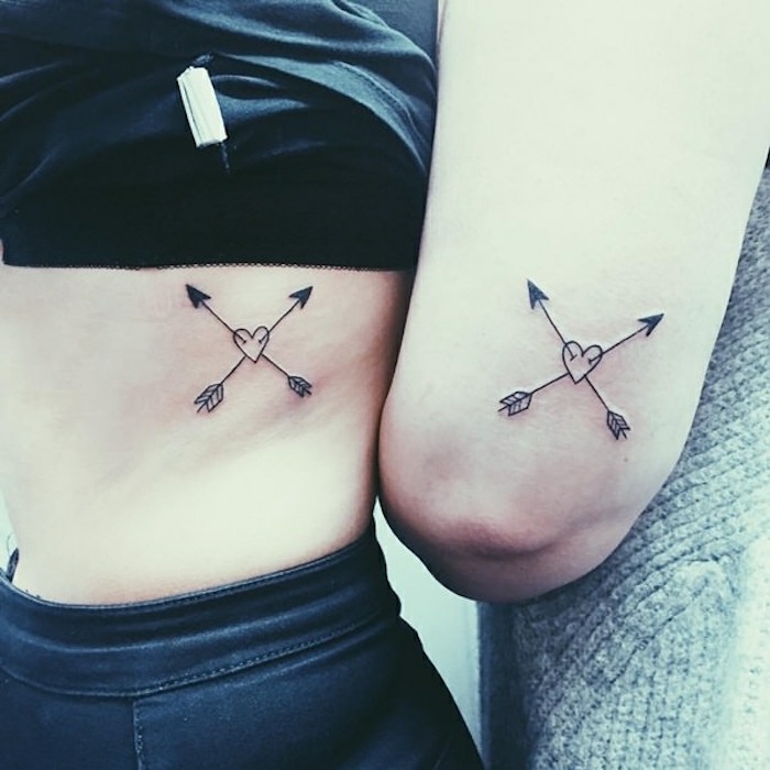 tatuaje en el torso y el antebrazo,corazon atravesado de flechas, diseño para hermanas, tatuajes familia simbolos