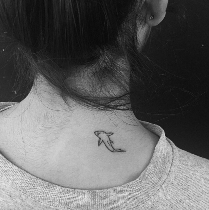 tatuaje en el cuello, foto de mujer en blanco y negro, pelo recogido, tiburon minimalista, tatuajes pequeños