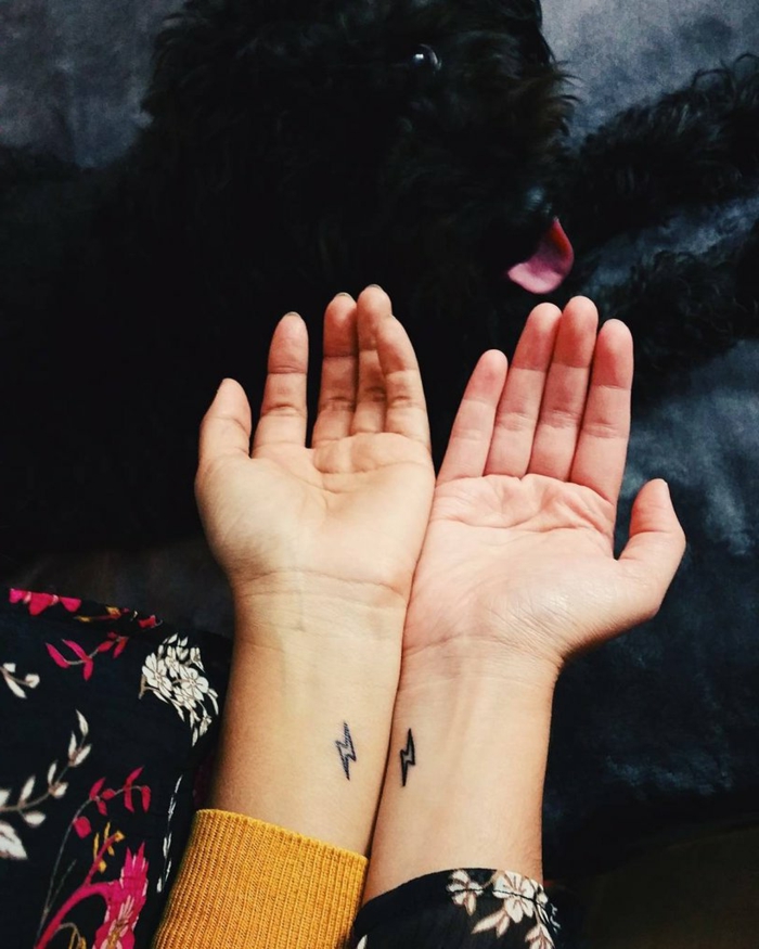 tatuajes minimalistas para amigas o hermanas, mini relámpagos en la muñeca, manos femeninas, tatuajes familia simbolos