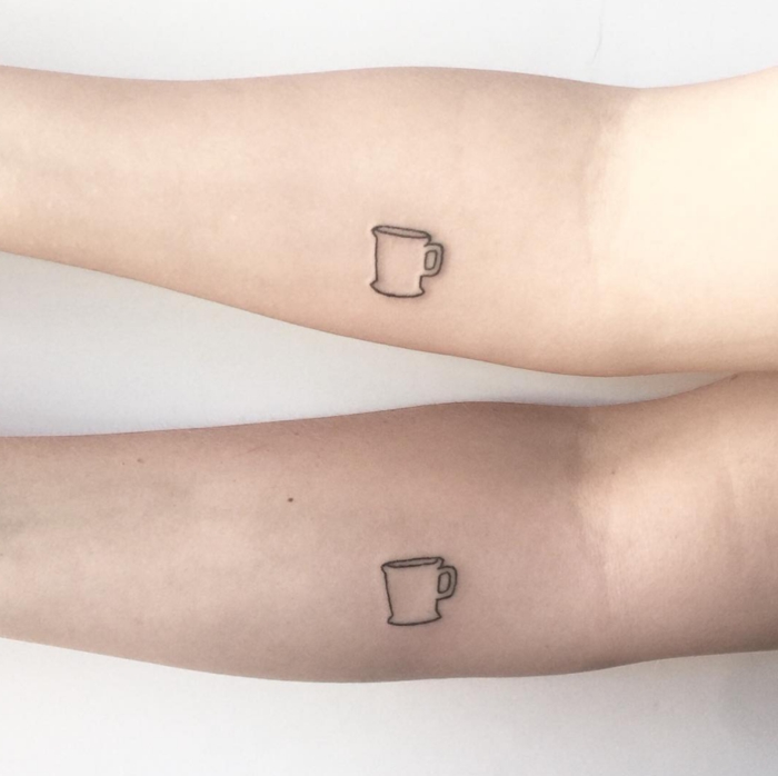 tatuajes minimalistas, tazas de té en el antebrazo, tatuajes para hermanas, diseños iguales, tattoos pequeños