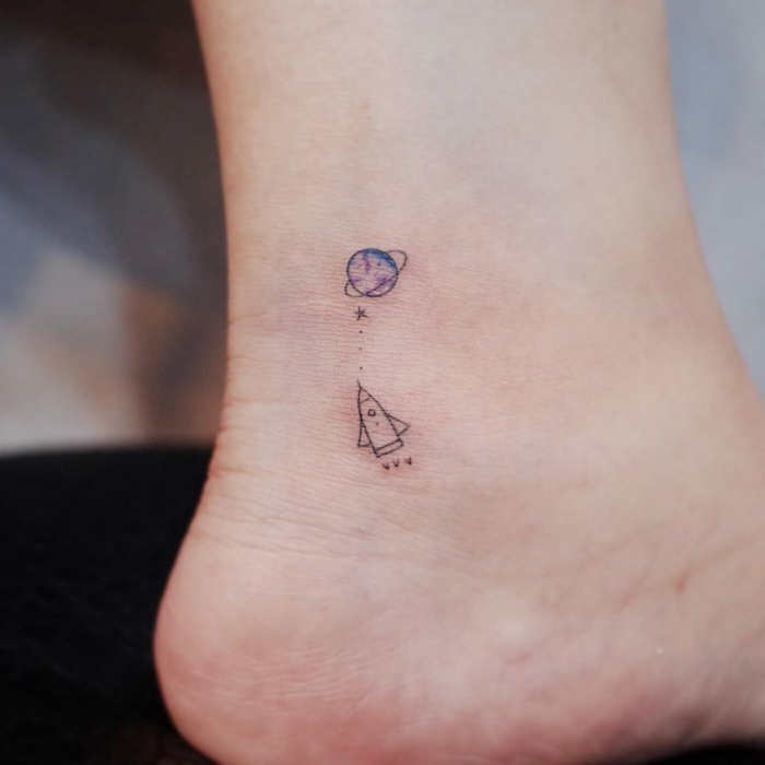 tatuajes pequeños con significado, tatuaje en el tendón de aquiles, nave espacial y saturno, imagen minimalista