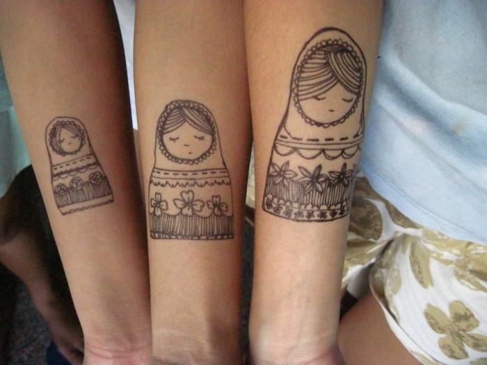 tatuajes divertidos de familia, idea para madre e hijas, tatuajes para hermanas, matrioshka rusa en el antebrazo
